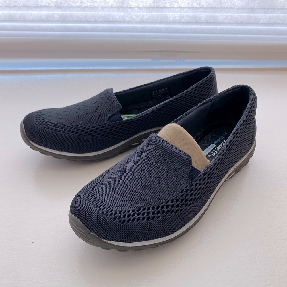SKECHERS Willows womens shoes in Navy, Size 8